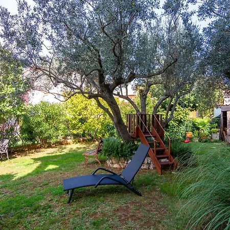 Apartman With Parking Space - 7495 Medulin