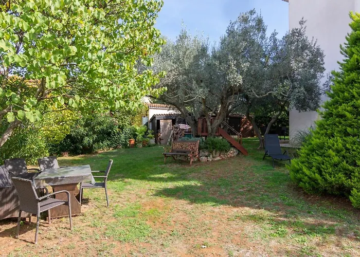 Apartman With Parking Space - 7495 Medulin
